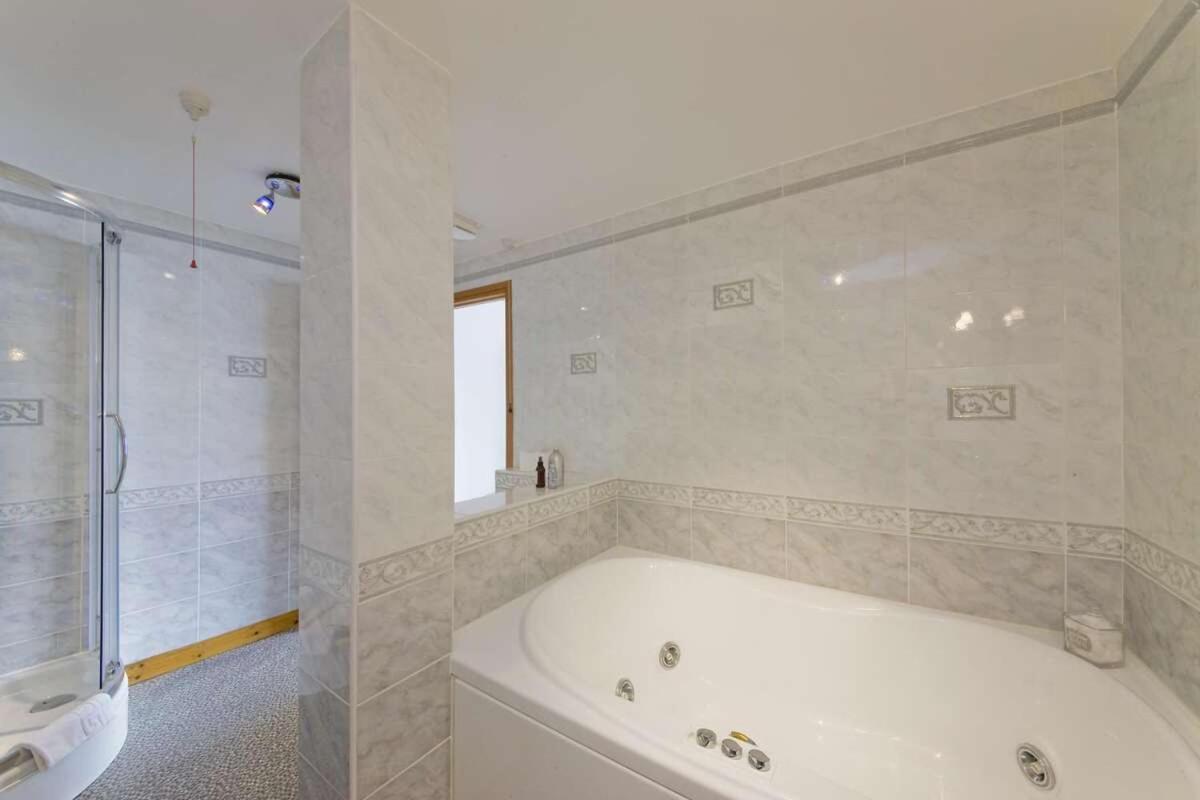 Esplanade Court Holiday Apartments Оубън Екстериор снимка